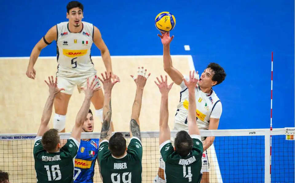 开云足球直播-波兰队横扫日本队,波尔状态火热